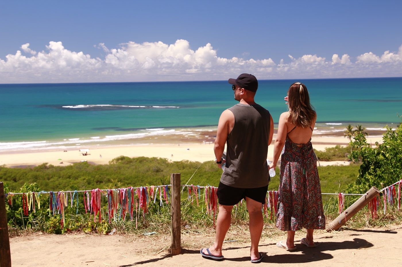 Eu e a minha esposa vendo o mar do mirante